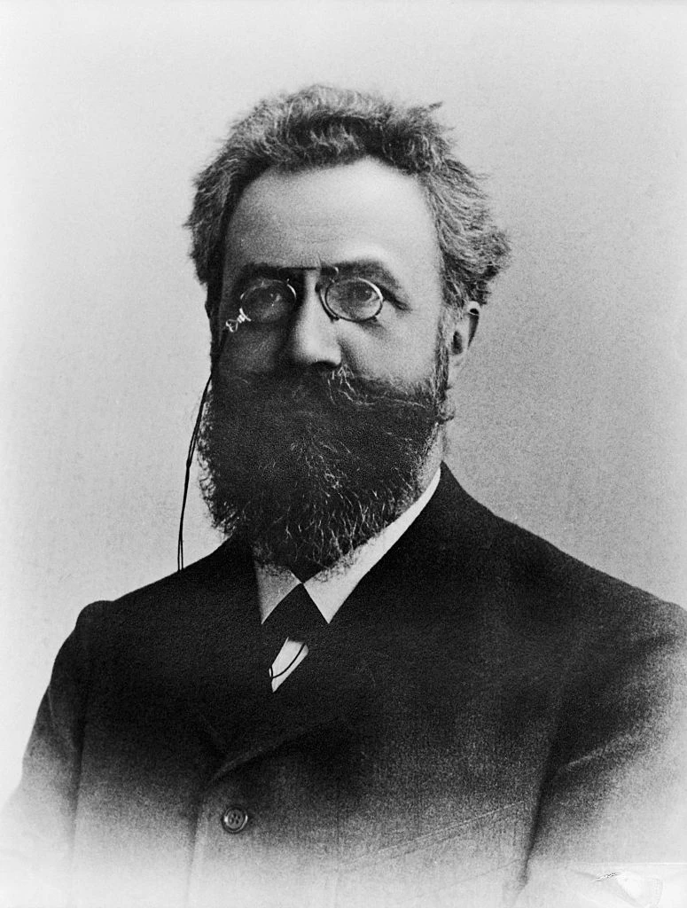 Black and white portrait of Hermann Ebbinghaus, a bearded man in a suit and glasses